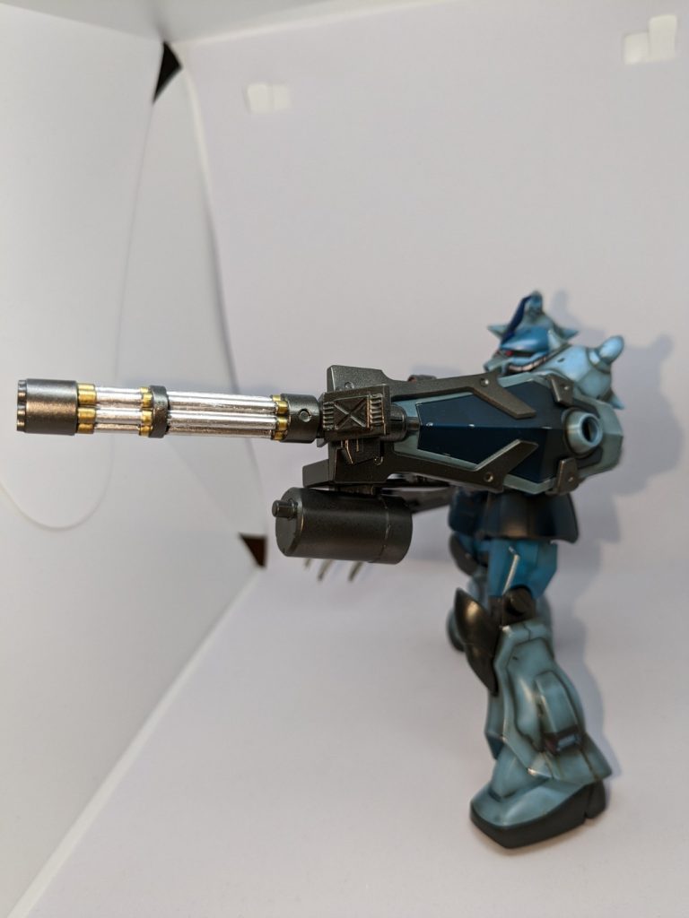 グフカスの代名詞であるガトリングシールドです。ガトリングは基本ガンダムマーカーのガンメタリックで塗装し砲身をシャインシルバーで塗りました。ゴールドでアクセントを加えています。