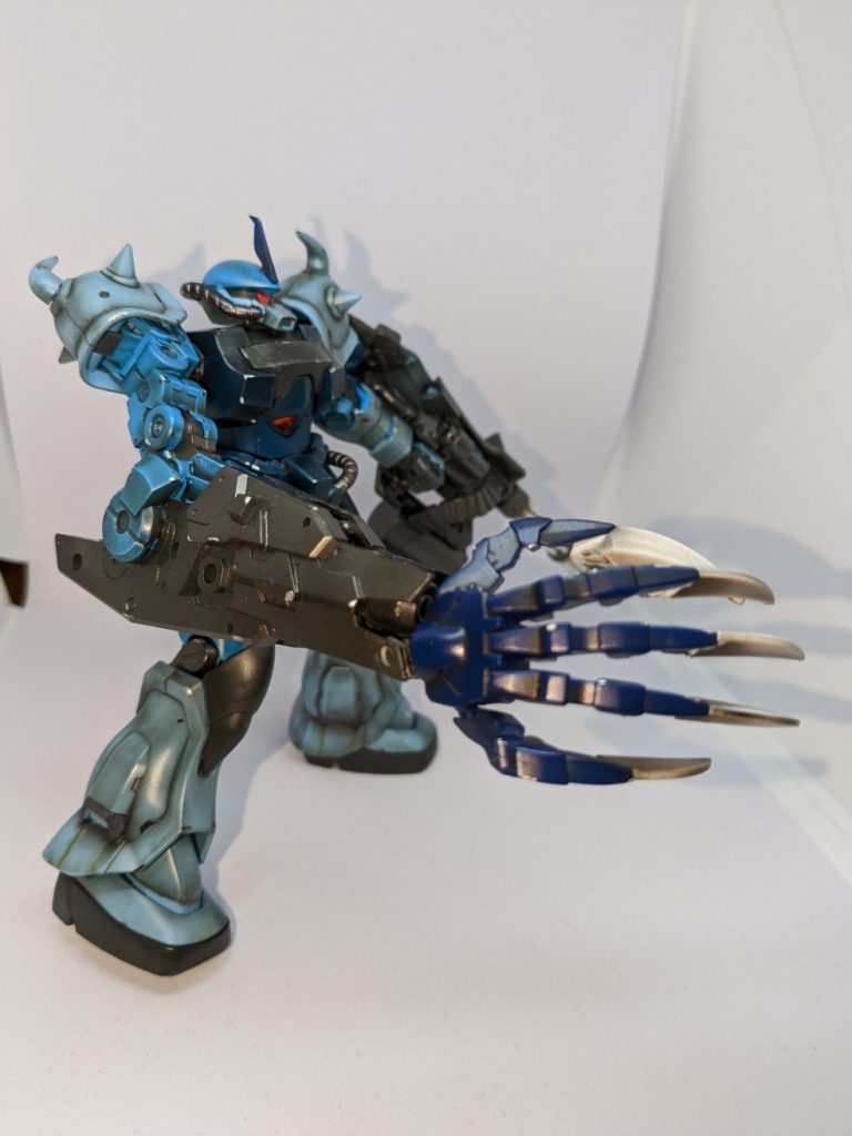 本機の最大の特徴である異形の右腕です。腕は30MMのアームユニットを使いました。手の部分はゼルトザームアームズの手を使っています。手の爪にはズゴックのクローを加工して接着しました。手はそのままでは付かないのでアームユニットの手首部分にポリキャップを仕込みました。また小指部分は一度切断し方向を変えて接着し直しました。