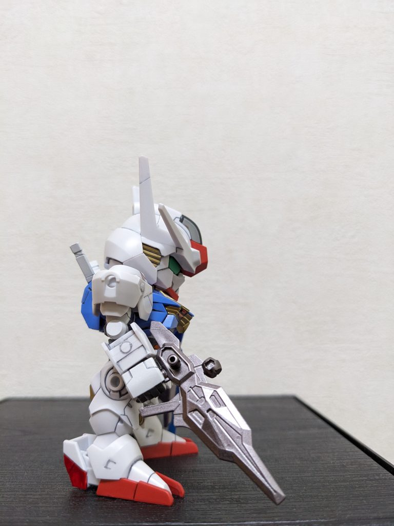 右側面ビームライフルも成形色で行こうと思ったのですが、せっかくなので他のパーツ吹くついでにガンメタに。箱開けた途端、色分けをシールで対応する箇所が多くて、軽〜いカルチャーショック😅!!特に立体的な箇所をキレイに貼る自信が全く無く、塗る方がラクそうだったので部分塗装で対応。ただ、黄色を隠蔽力と好みの関係で金に置き換えた他、説明書の塗り分け指定からとは「間違い探し」レベルでちょくちょく変えてます😉