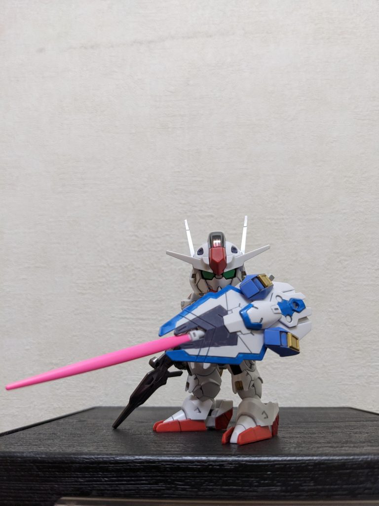 エアリアル系初のシールド装備😆これまで、エアリアル(HG2つ、フルメカ)、ルブリス、改修型、キャリバーンと作ってきましたが、全部ビットオンフォームで、どれ一つシールドにしたこと無かった😳ので、自分のエアリアル系で唯一のシールド装備となりました(選択の余地無いので😅)キットオリジナルギミックのサーベル装着も、ノリノリでやってみました😆(こ〜いう遊び心すき😁)!! 設定ママのブルーだと、シールドの色と被って埋もれるので、蛍光ピンクにアレンジ!(ほんとノリノリだなぁ💦)