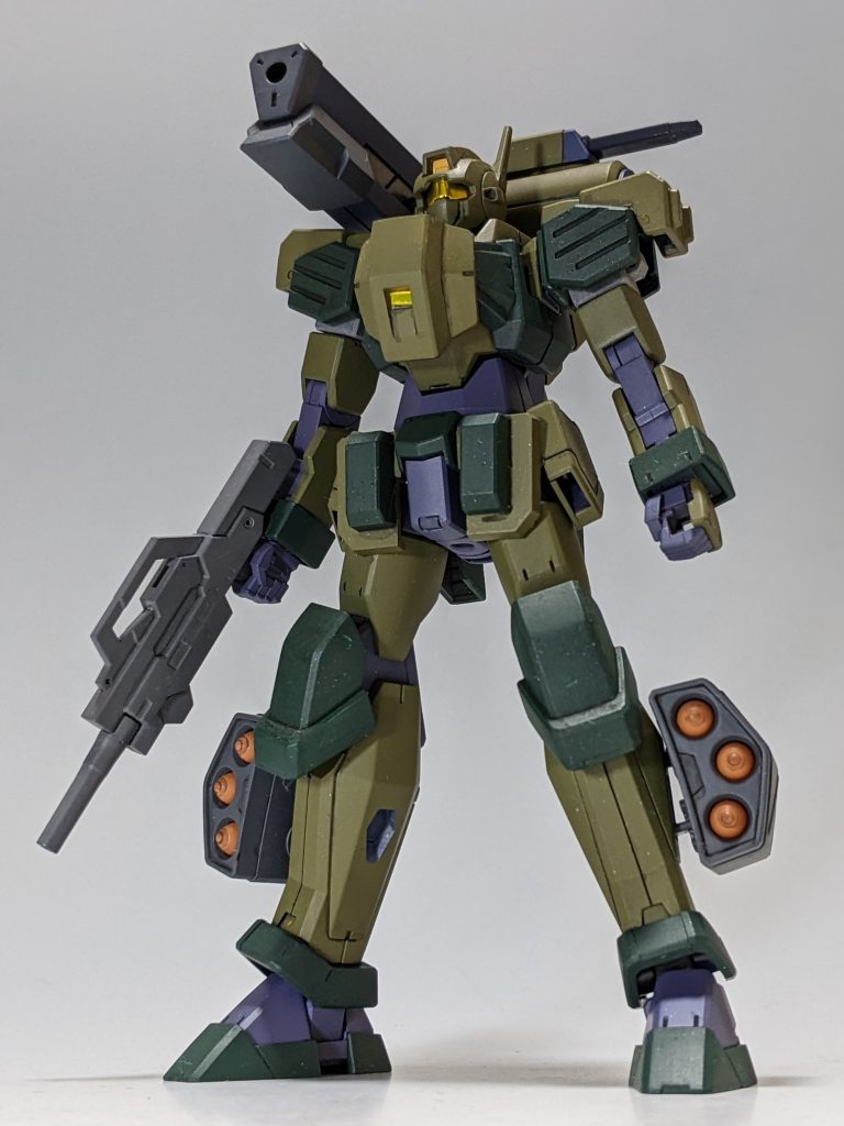 正面。アオリのアングルで。様々なガンプラのジャンクで装甲と武装を追加しました。今回も装甲はシタデルカラー、関節はガンダムマーカーエアブラシで仕上げています。