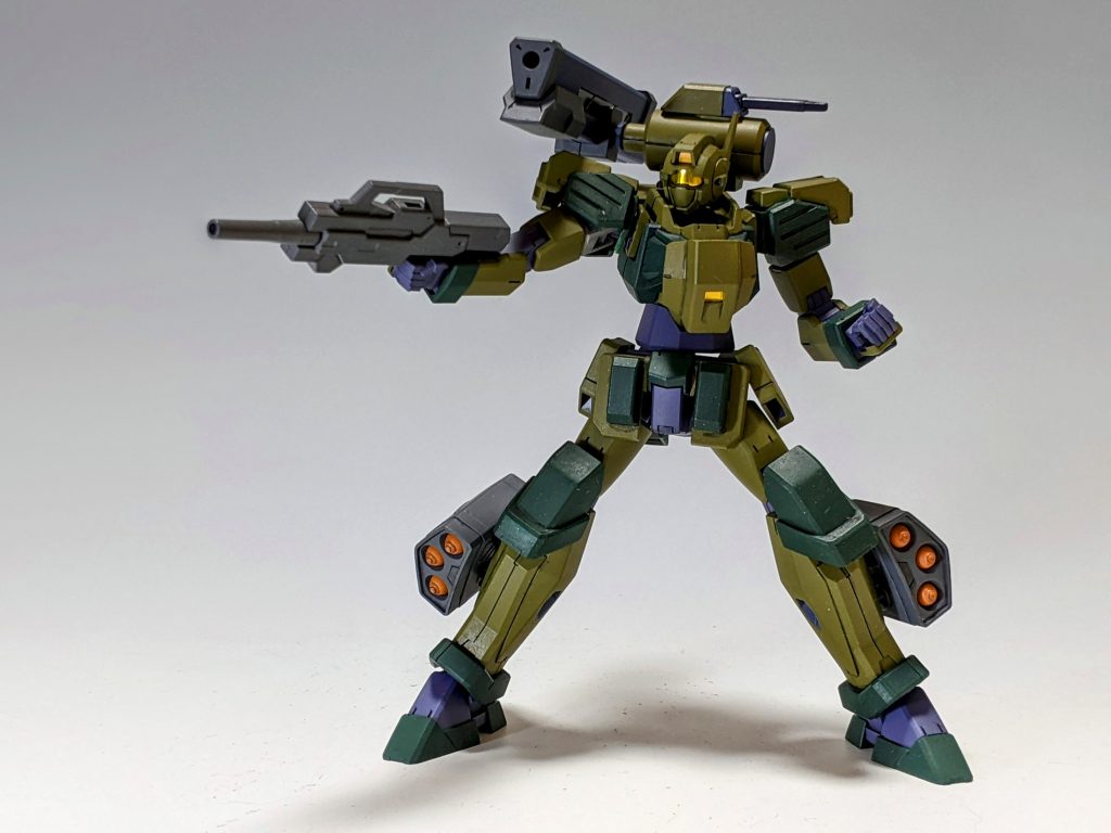 アクションポーズ。レールキャノンとビームライフル、ミサイルポッドのオーソドックスな中距離支援装備。