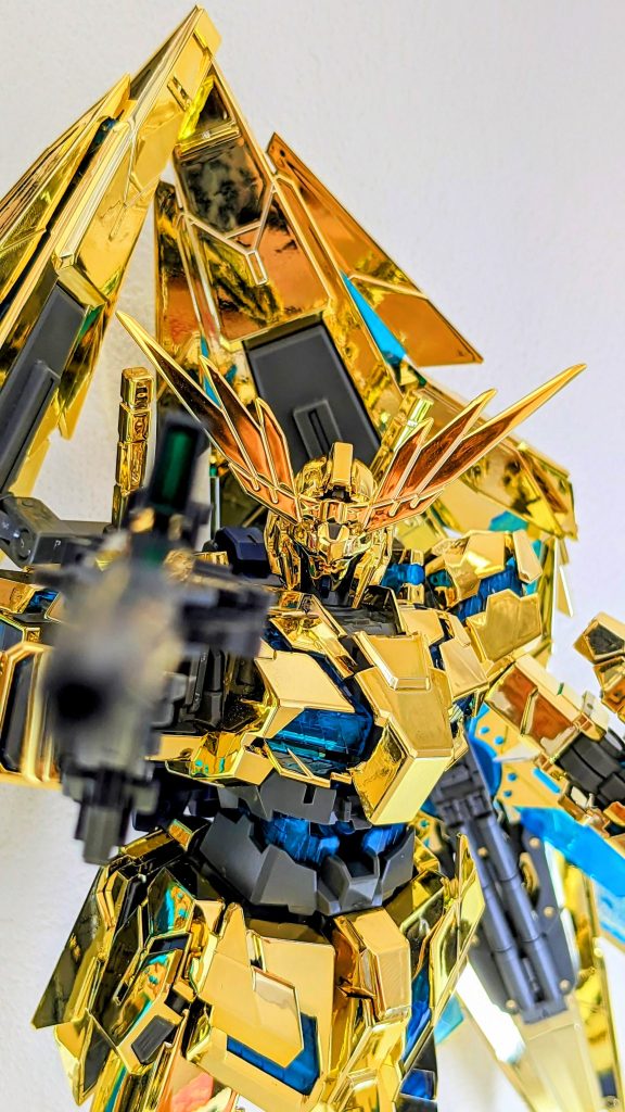 ライフルを構えたポーズ。