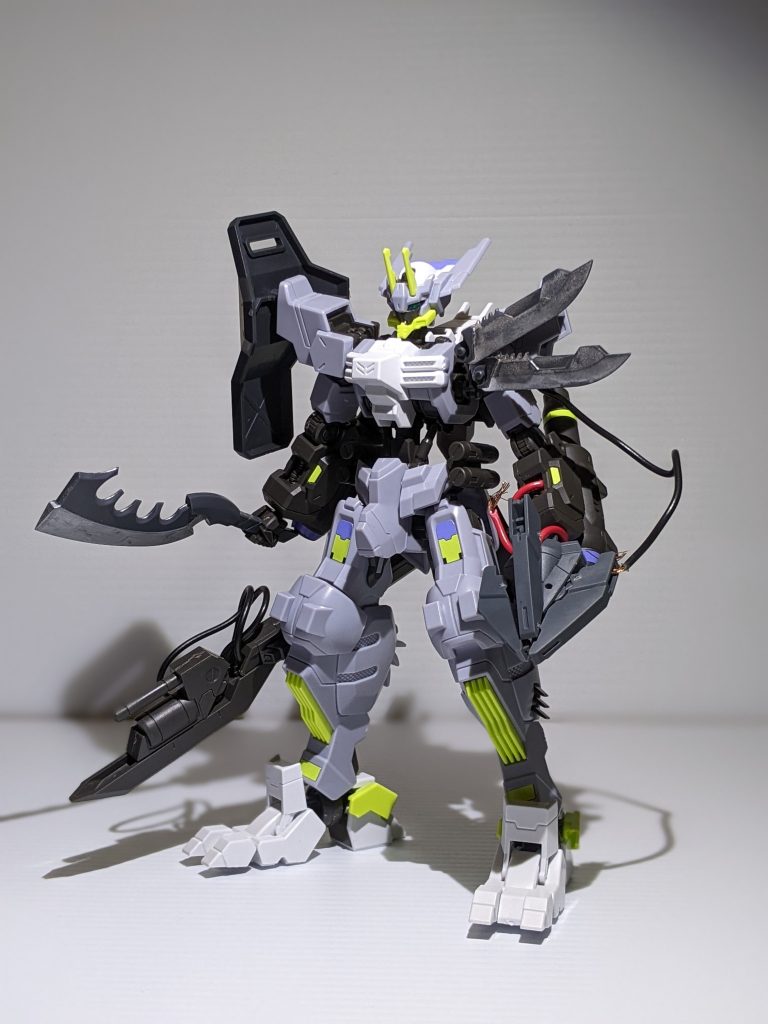 基本は武器やジャンク貼っつけしてるだけなので、誤魔化すようにリード線入れたりしてます。ギガントジャベリンには磁石を仕込み、同様に、脚部本体にも仕込み、着脱可能にしてます。初めてやりましたが、かなりいいですね!多用していきたい。