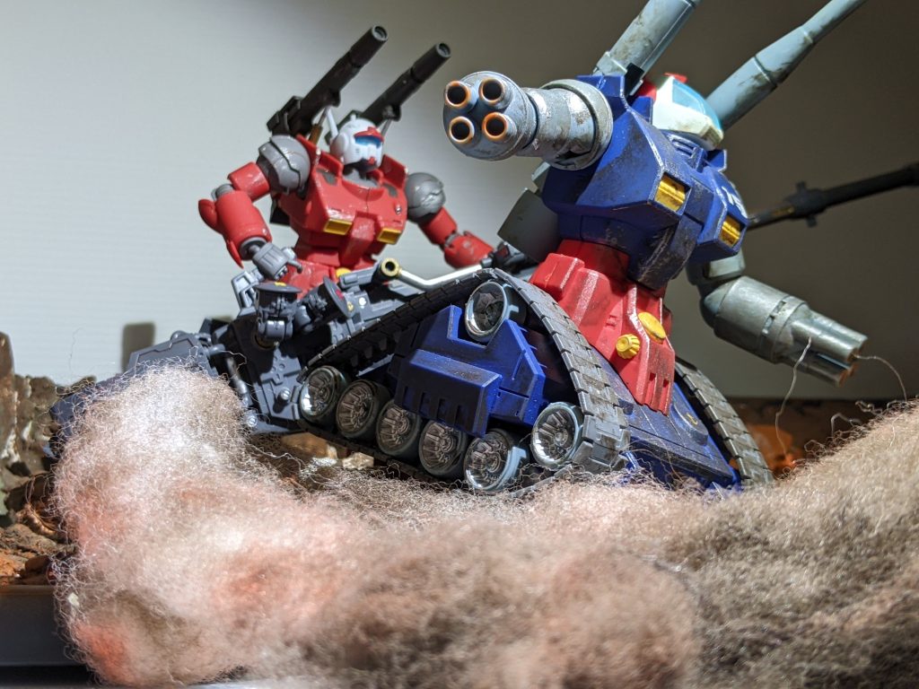 ハヤト:「カイさん!撃ち終わったらすぐ合流してくださいね!」カイ:「おうよ!そっちはタンクだ、無茶してアムロの足引っ張るなよ!」ハヤト:「当たり前ですよ!」