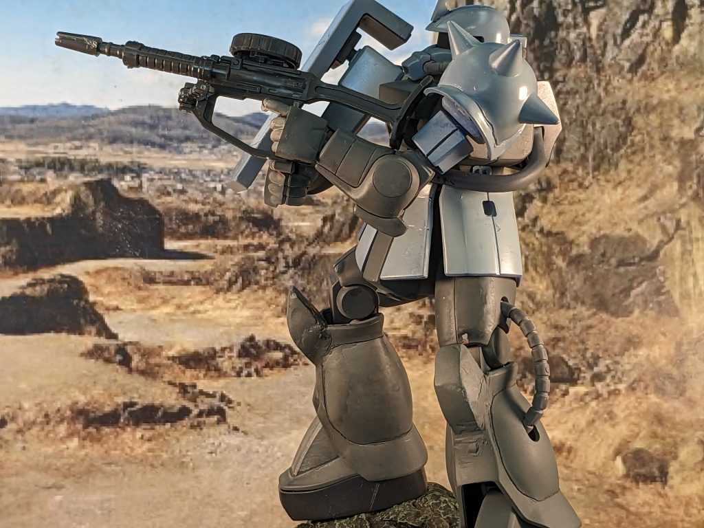 写真のザクはT型の初期モデルであり、T字の装甲に加えてJ型以上の地上適正能力が高いモデルとなっている。これはコロニー内における実働データやシミュレーションによって開発されたザクJ型と違い、最初から地球の変化に富んだ環境に対応した仕様となっている。具体的には