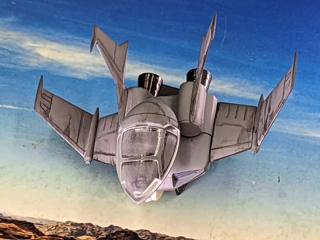 ドップ中期生産型との違いは、右側の6連装ミサイルランチャーと30mmバルカン砲を排除した代わりにプロペラント・タンクを搭載している点である。これは、ドップの最大の弱点である航続距離の短さ(一説では連続飛行時間は10分)を克服するための措置であるが、構造上に余裕が無い現れでもある。また、オデッサ陥落後に物資が慢性的に不足かつガウの防衛すらままならない状況を補う為の苦肉の策でもあった。これによって単純な火力は半減したものの航続距離は4倍の40分と向上している。