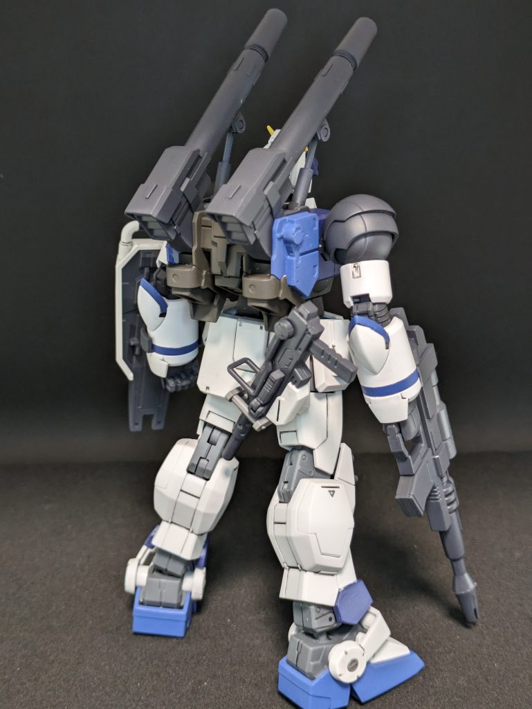 前回のオリジン版ガンダムのバックパックのときもそうでしたが、陸ガン側に変な板がついてるのでバッサリ落とした後、キャノン基部が干渉するところを削り込むと、あとはハメるだけになります。ので、キャノンパック自体は特にいじっておりません。精々色を変えたくらいで・・・ホントはもう少しキャノンを左右にズラしたかったけど、まぁ頭が当たらなければいいかくらいの気持ちでいたら、あたりやがりました。ちくしょう。100mmマシンガンはサブウェポンとして。だいたいマガジン持ち歩いてて武器がないとか、ただのウェイトですからね。最近ガソリン代高いんだから燃費良くするために軽くするか、100mmマシンガン持たせるかの2択を迫られたので、後ろにつけました。3つ目の選択肢じゃねえか。