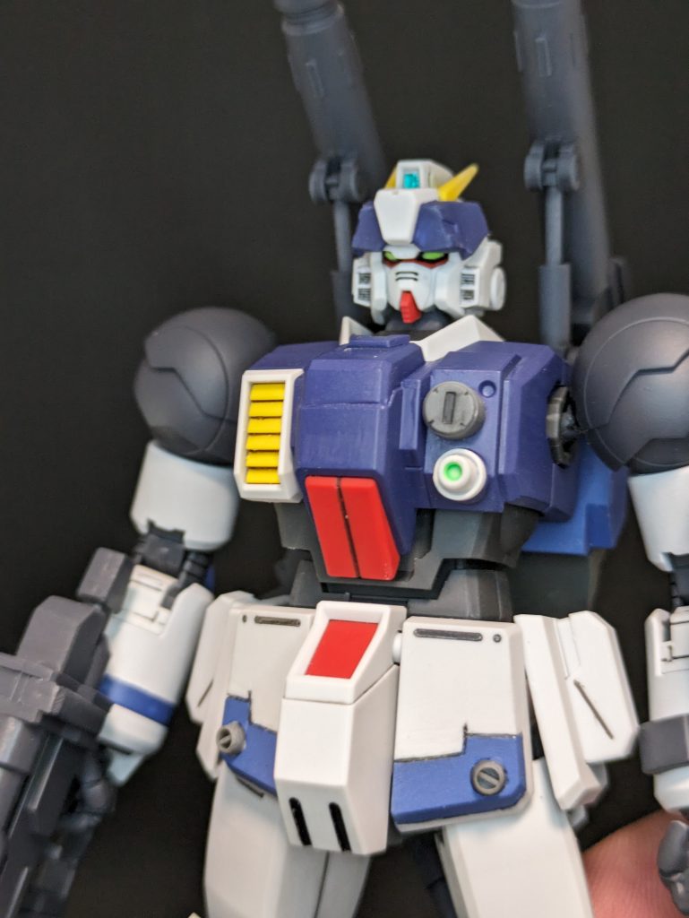 アオリからどぅあっぷフロントアーマーのあれ、何なんでしょうね。たまにはスジボリもやって修行せねばなるまい？と思い立ったが吉日かどうかはさておき、持ってる道具を駆使してみましたが仕上がりが絶望的ですね。こういうのは失敗重ねてでも繰り返すしかない人なので、恥だろうがなんだろうが公開するのです。まぁ世の中完成美品の写真ばっかり出回ってますからね。そこに至るまでどれほどかかって、何をしたかはわからないわけです。こんな失敗直してはやりなおしてを繰り返してるんだろうなー！なお股間のVは削りました。塗り分けめんどくさいので（またか）胸のバルカンやランチャーは外して、センサー類に置き換えてます。たぶん陸ガンの装備だと中距離把握するの厳しいんじゃないかと思いまして、ホバートラックによる索敵との連携を加味し、サーモセンサーや倍率の高いカメラを導入して着弾点を細かく観察してやろうと行った具合ですね。こういうの考えてる時間が大好きです。頭部追加装備として、下がらないバイザー型アンテナを。下がらない・・・これでもキャノン砲撃時の衝撃を緩和する目的もあり、追加装甲でもあります。後の高性能センサーカメラですね嘘ですけど。これは30MMのパーツを切った貼ったしたやつです。どうしてもキャノンとVアンテナが干渉するのでアンテナを外すしかなく、陸ガンS型みたいにできたら良かったんですがそういうわけにもいかなかったので、手持ちのパーツから錬成しました。等価交換で元のパーツがなくなりました。おかしいな・・・なおハッチの三角マークは削りました。塗り分けめんどくさいので（またか）