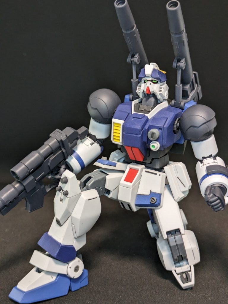 首の延長をしたので、砲撃時、キャノンの向きと顔が合います。腕の青いラインのところ、オリジン版ガンキャノン作ったご経験のある方ならピンときたと思いますが、あの付近でパーツが分割されてるんです。なのに外径があわない。これ繋げて削ってなんとかするの大変だな・・・と思ったので、分割位置でライン引いて誤魔化しました。こうすればつなぎ目など気になるまい！ふへはほはへへ！たぶん、やるんだとしたら内径削ってズラすのが妥当かなとは思います。接着ありきであれば。