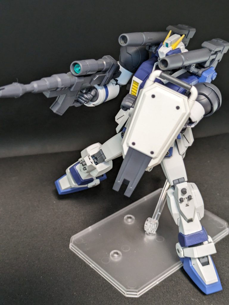 盾を縦にしてキャノンとライフル構える盾を縦にね盾はEz8のやつです。オリジン版ガンキャノンの初期型はバックラーサイズのシールドを持ちますがカイ機もハヤト機もそれは使わないみたいなので、パーツとしては余剰になってたものがそのまま使えてますね。陸ガンの盾でも良かったんですが、こっちのほうがよかったので。なお、長距離支援装備は何も考えておりません。ガンタンクだし・・・陸ガンでタンク？モドキっていわれちゃうしなぁ・・・