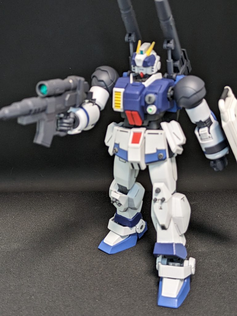 旧キットのガンダムのダサポーズ！！風結構好きなんですけどね旧キットのポーズ。精一杯がんばってあれだから。ビームライフルの照準はライフルとしてのシルエット重視で外しました。代わりになんかスコープっぽいところに30MMのカスタマイズマテリアル（3Dレンズシール）を貼ってあります。ピンぼけしてますが貼ってあります。カメラ撮影の技術・・・勉強すべきか・・・腕の白は、毎度おなじみMr.ベースホワイトを2度吹いてから、ガンダムホワイトで筆塗りです。それでも白の色味が足とあってないんですが（ベースホワイトの真っ白具合が残る）、塗りすぎても厚ぼったくなるのでそのままにしてます。何しろガンキャノンの腕は陸ガンの標準パーツではないので、現地でそれっぽい色にしたけどあわなかったんですよ。知らんけど。