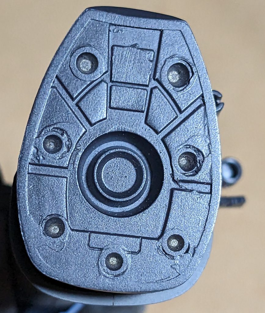 具体的には・対戦車や戦闘機に備えたT型の増加装甲・宇宙用の装備を外して脚部の熱核ジェットエンジンの追加→これによって短時間ながらホバー移動が可能・エア・データコンピューター（気圧高度・対気速度・外気速度など出力する機械）の更新・ザクJ型の武装である3連ミサイルポッドの元になった3連装ミサイルポッドのシールドのマウントラッチが挙げられる。