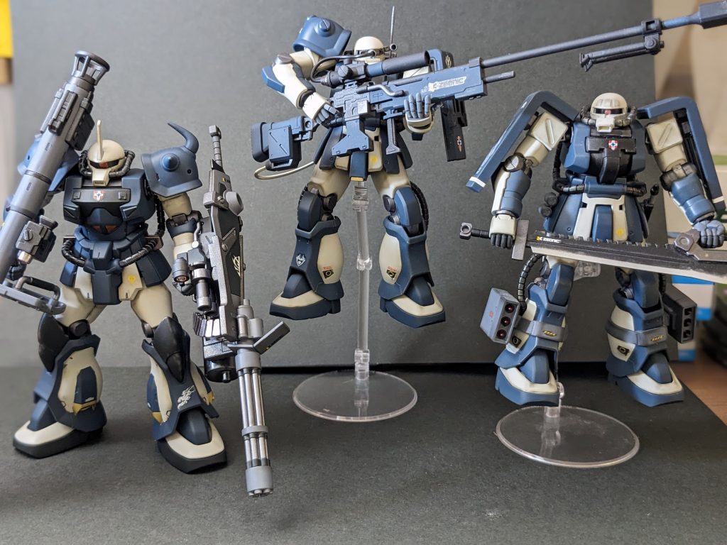 正面横並び。胸の中央に防衛隊っぽくシールドマーク。それぞれの機体にパーソナルマークとしてTATTOO入れてあります。場所も形もなんとなくイメージに合わせたつもりです。