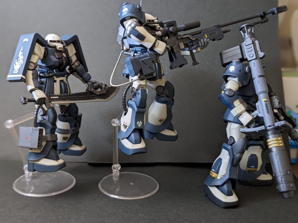 右肩に階級章。2号機と3号機は同列ということで。