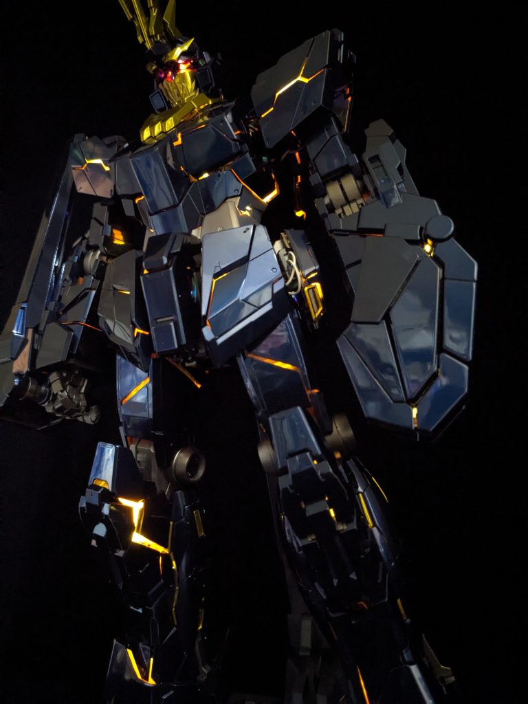 ユニコーンモードでライトアップした時、隙間からこぼれる光がなかなか素敵です。