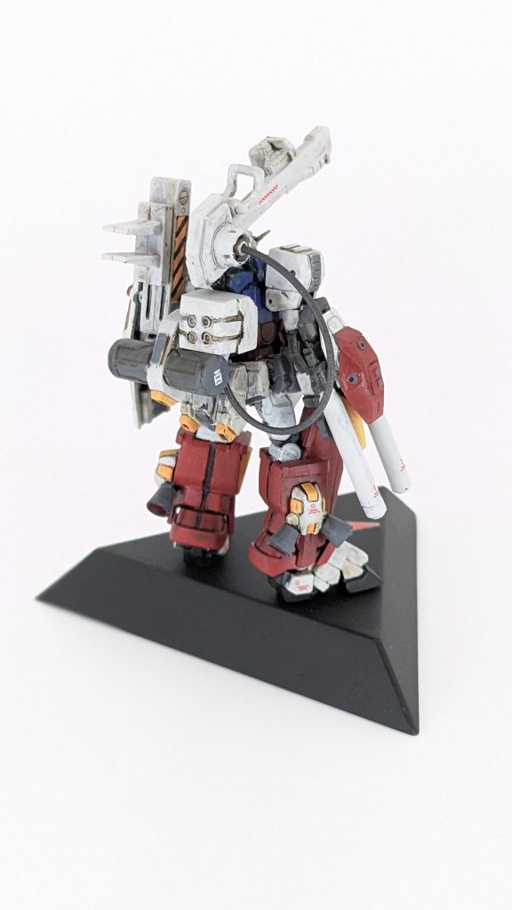 オクトバー「…PF-78-1 パーフェクトガンダムです。ペーパープランで終わっていた物をうちの技術部門で復元しました。名目上は作業用MSですがあくまでも戦闘用です。」チェーン「名目上の作業用MSってどういうことなの?それにこんな旧式のMSじゃ今のネオジオンのMSに対抗できると思えないわ!」オクトバー「形式上許可が下りなかったというだけです。それにこの機体にはアナハイムの最新の部品と技術をふんだんに使ってるんです!ネオジオンの現用機にだって遅れをとりません!」アムロ「やめろ、チェーン。…なるほど。左肩の装備に警戒色が使われてるのはあくまでも仕様で…性能としてはまったく問題ないわけだ。」チェーン「でもアムロ!こんなわけのわからないガンダムを使うなんて私は反対です!!」アムロ「…たしかにνガンダムの方が安心ではある。しかしこの機体自体かなりの機密なんだろう。今回はこれを用意してくれたオクトバーの誠意に素直に従おう。それにこいつからはガンダムを感じるよ。」オクトバー「大尉…。ありがとうございます。」