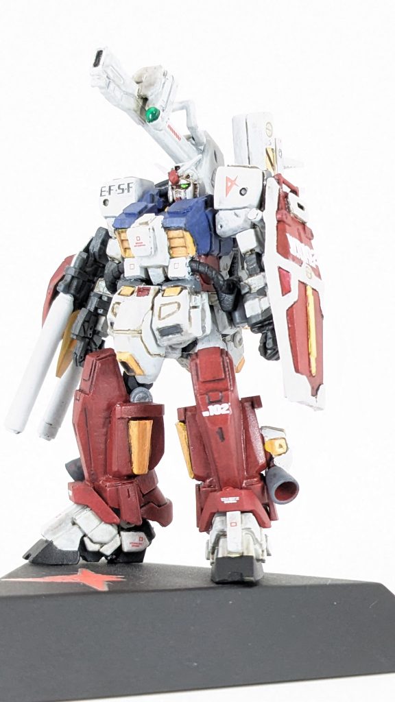 ~フォン・ブラウン工場 地下格納庫~オクトバー「こちらです。」アムロ「工場の地下にこんな格納庫が…!」オクトバー「この地下格納庫は社内でも限られた者しか入ることが許されません。ですがあなた方は特別です。」チェーン「怪しい機体ばっかりね、さすがアナハイム」オクトバー「…」地下格納庫の最深部へ進む3人。格納庫のライトが照らされる。アムロ「この機体は!」チェーン「え…ガンダム!?」