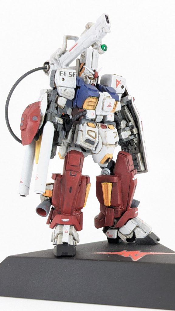 ベースはアーティファクトのフルアーマーガンダムです。お手軽改造で済むかと思いきや結構な手間が掛かりました。デザインとカラーリングはver.カトキのパーフェクトガンダムを参考にしています(^^)/見た目は旧式だけど中身は最新というのは漫画のジョニ帰のゲルググからヒントを得ました。左肩の装備はサイコミュアームという設定で外見は作業用のアームとか武器ラックですが、アーム部分がファンネルのように飛んでいって敵機を捕らえるという感じの武器です。