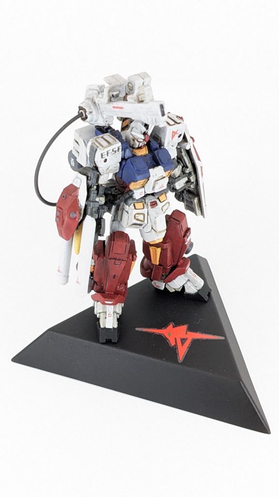 台座は100均で売ってた三角トレーに黒サフを吹いてデカールを貼りつや消しコーティングしただけのものですが、中々気に入っています👍️今回アーティファクトではトリコロールカラーのまともなガンダムを始めて作りました!アムロ機という設定で作っていろいろ妄想してとても楽しかったです!次回アーティファクト作るとしたらジオンかネオジオン系のを作りたいと思ってます(^^)/ご覧頂きありがとうございました<(_ _)>