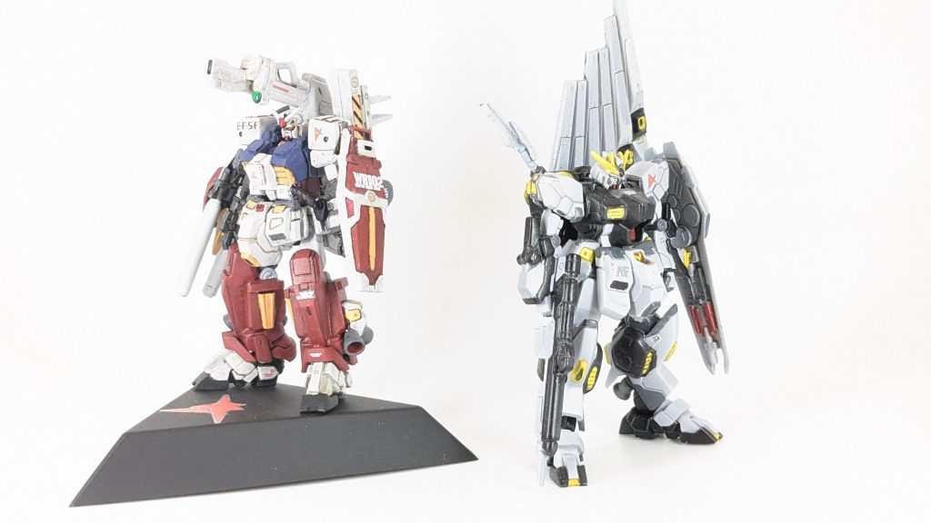 昔作ったνガンダムとツーショット!実は今回のパーフェクトガンダムにはアーティファクトのHi-νガンダムのパーツをかなり使っています。問題はこのパーフェクトでサザビーに勝てるかってとこですね…🤔なんだかシールドがカラーリングのせいかストライクガンダムのに似てる気がする(^^;)
