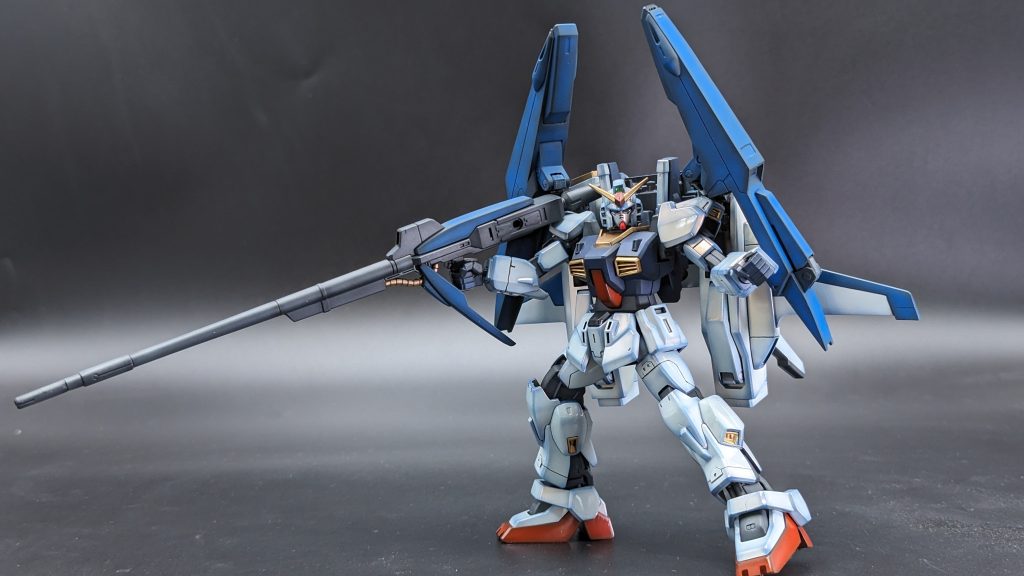 機体の白外装以外も例によって(?)グラデーション塗装をしてますが、まだまだ修行が必要ですなぁ…なお今回は自分には珍しく、下地は全般的に非常に暗い色(≒黒に近い)を使ってるので、あまり赤や青が鮮やかには出てませんが。雰囲気は壊してない…かな?と思います。今回は「試しに黒(っぽい色)立ち上げ」のサンプルが欲しかったのもあって、そんな感じで塗ってみました。