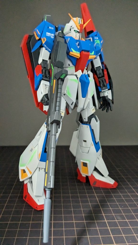 全身です。機体のあちこちに貼ったデカールは、キットのものにアシタのデカールとエクスプレッションデカールとハイキューパーツのデカールをミックスしました。