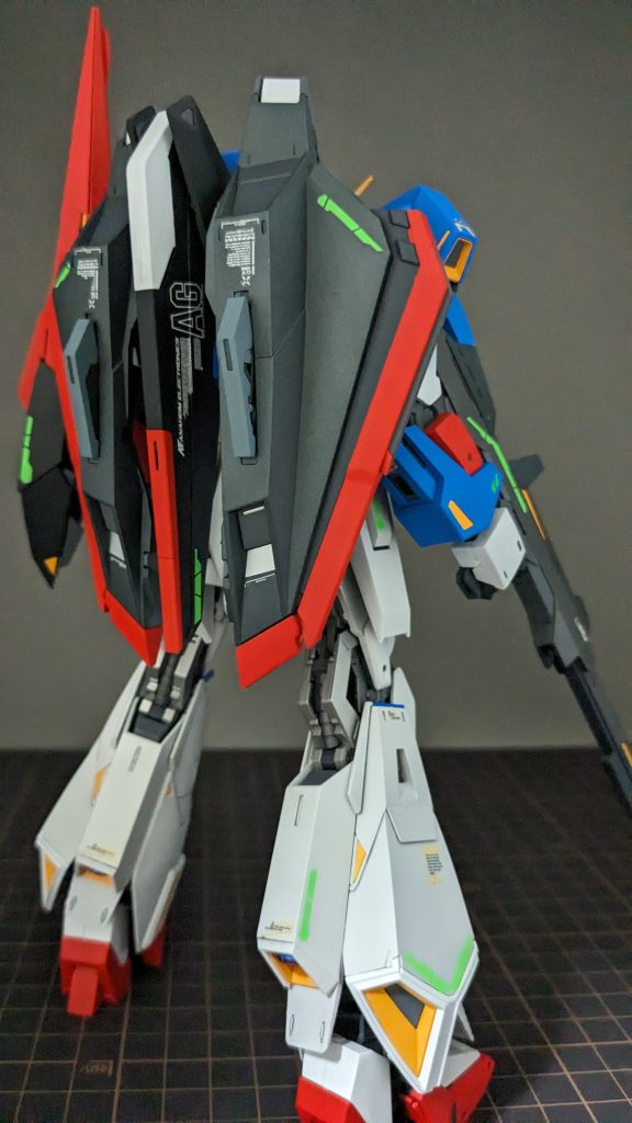 背面です。フライングアーマーのグレーは、ガイアのガンメタサフです。