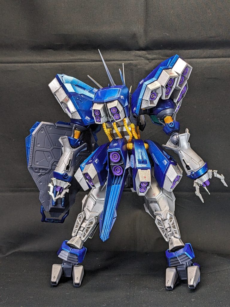 メタリックブルーとシルバーのツートンカラー。シルバーは一応黒立ち上げをしています。吹きが甘いところはガンダムマーカーのシャインシルバーで面ごと塗ってます。わからんものです。