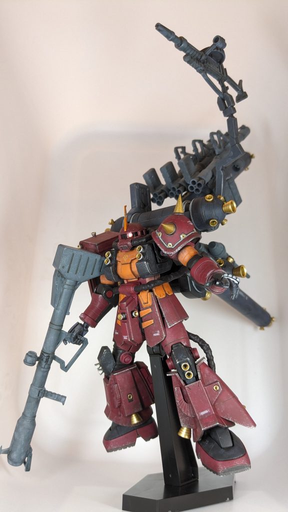 全体です。デカくて長いせいで撮影ブースに入りません(笑)色分けが足りない箇所が多く、シールは避けたいので結局塗装するハメに…バーニア類も全て塗装しました。