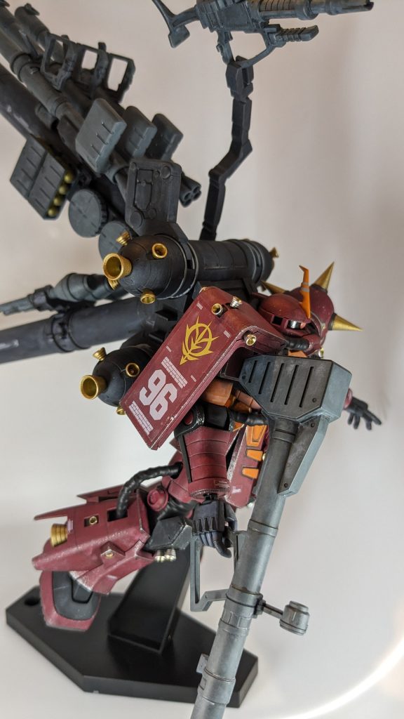 マーキングはウェザリング後にシールを貼ってみたのですが、質感の違いが目立ってしまうのが気に入らないので、最小限に留めました。ウェザリング方法は・ウェザリングカラーグランドブラウンによる汚し・ウェザリングカラーマルチホワイトによる退色表現・スポンジチッピング(焼鉄色・シルバー)・ウェザリングマスター「スス」の陰影表現を少々です。ウェザリングカラーはスミ入れも兼ねることができて凄く便利です😆ちなみにバーニア類は汚してません。宇宙ではスス汚れはしないそうです…などと言うと、ただの手抜きを疑われますね(笑)