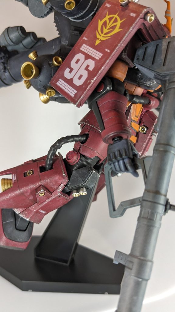 腰・足・顔の動力パイプと膝・肘関節は熱収縮チューブを使って表現してみました💡もう少し細かいシワが付けば良いのですが、これはこれで良い感じではないでしょうか⤴動力パイプは4ミリ、関節は12ミリのチューブだったかと思います。中はアルミワイヤーが入っているので自由に動きます。デフォルトでは難しい、腰をひねる動作が可能になりました💡ただし、関節部は既存パーツに被せる形なので、ギチギチになってしまったため可動が制限されます😅今回、ポージングがほぼ固定なのはそのせいです(笑)関節ごと新造すれば良かったかもしれませんが、それは大変すぎます😱