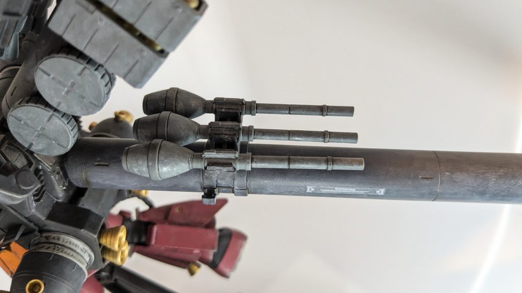 バックパックです。武器やプロペラントタンクはほぼ全て合わせ目があるので、接着→合わせ目消し→サフ→塗装→ウェザリングという工程で進めました。クレオスのウェザリングカラーのマルチホワイトを使って退色表現もやってみました💡白っぽくなりすぎかと思いましたが、凄く気に入ってます😊…というのも、丸くて黒いパーツはチッピングが難しいので、こういう表現が似合います👍