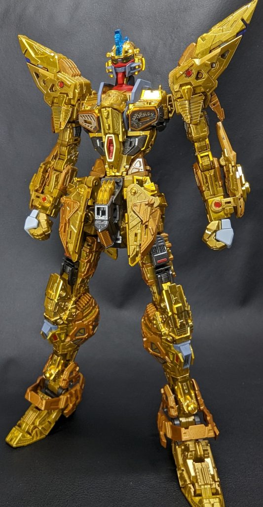 金色の内部フレーム。メッキパーツは光沢吹いただけで基本そのまま使ってます。成形色ゴールドとブラックのランナーだけ塗装しました。初めてエッチングシールというものに触れましたが、面白いですね。表現とかじゃなくホントに金属だ!と感動してました。