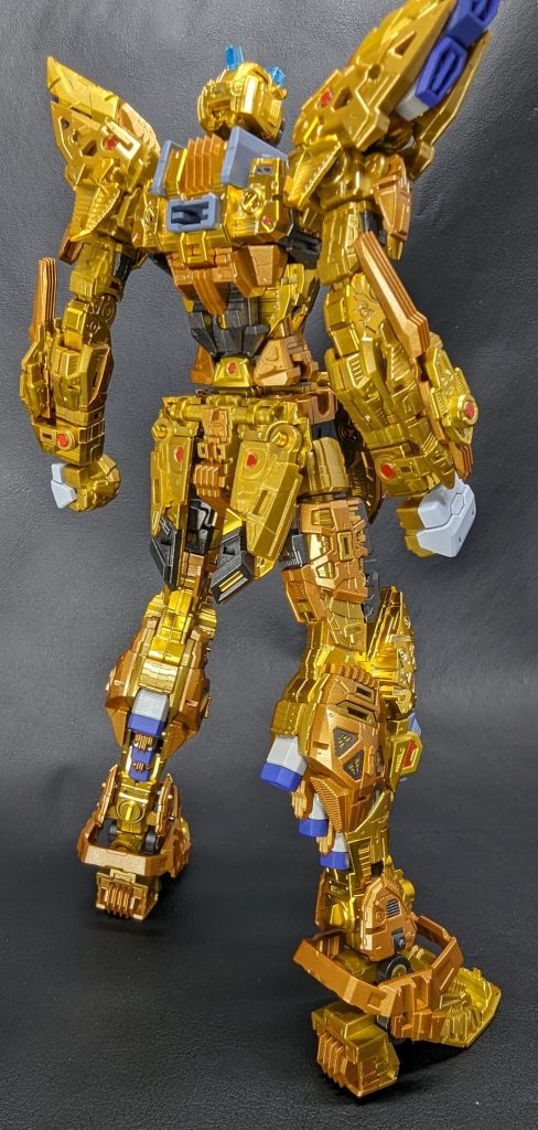 頑張って全身にポツポツ貼った赤いメタリックシールも装甲で隠れちゃうんですよね。そういう所に企画者のこだわりを感じます。見えない所も抜かりなく。写真は無いですが、外装の裏面にもモールドありますしね。