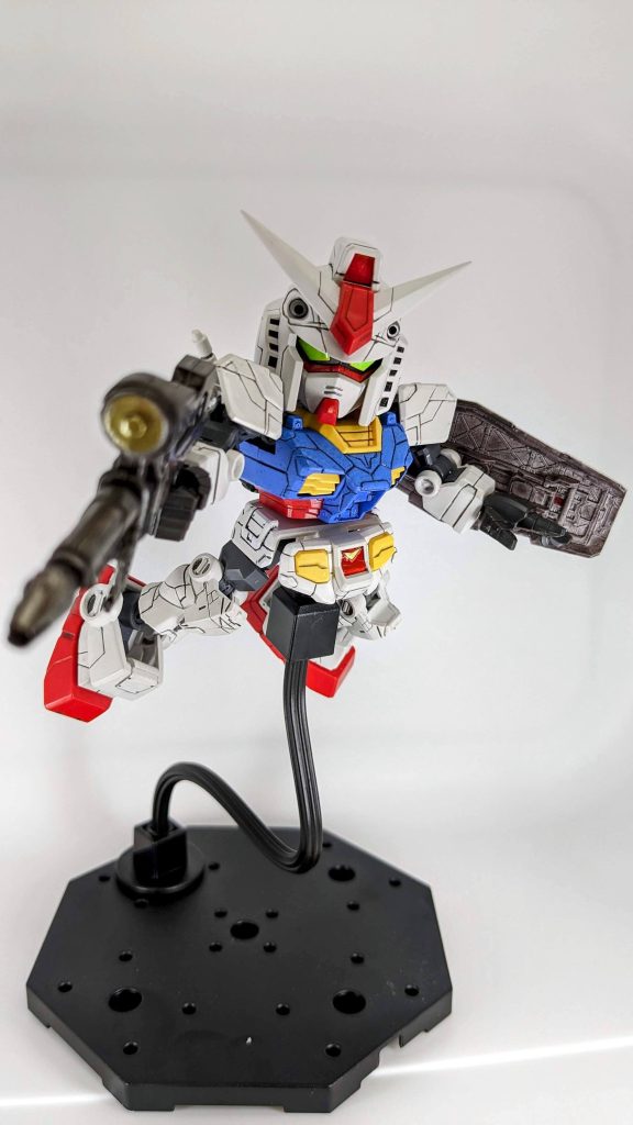 ビームライフルを構えたところ。もともと太ももがむき出しなので、もっと上手くなったらプラ板とかでスクラッチしたいなと思っています。