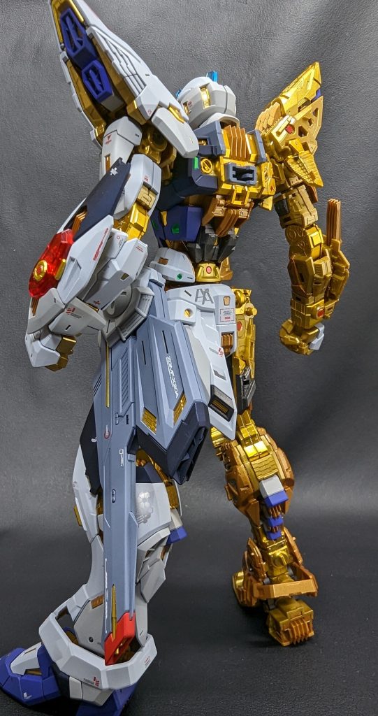 半身外装パターンで後ろからも。フレーム隠れるの勿体ないなぁという気持ちと、外装つけたらめちゃくちゃ格好いいなという気持ちのせめぎ合いでした。