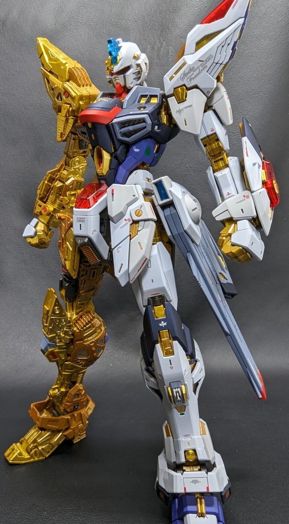 半身外装つけて。外装の隙間から見える金色のフレームが情報量の底上げになっててとても良いです。ちなみにフロントアーマー中央の赤いパーツ付け忘れてます。