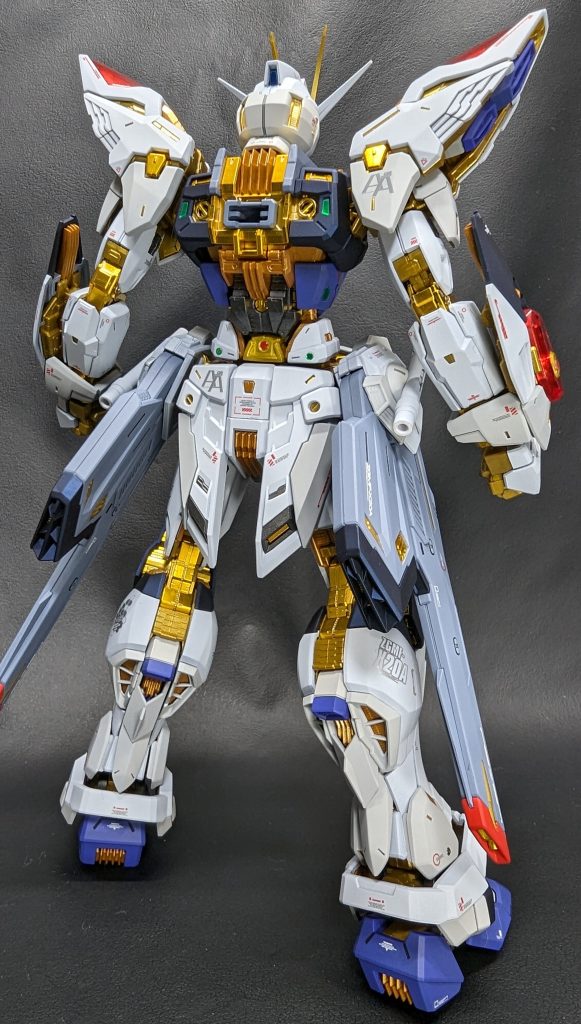 フレームむき出しの背中のディテールも細かくて良いですね。クスィフィアス3も帯刀してるように見えて格好いいです。まあ実際ビームサーベルも付いてるんですが。