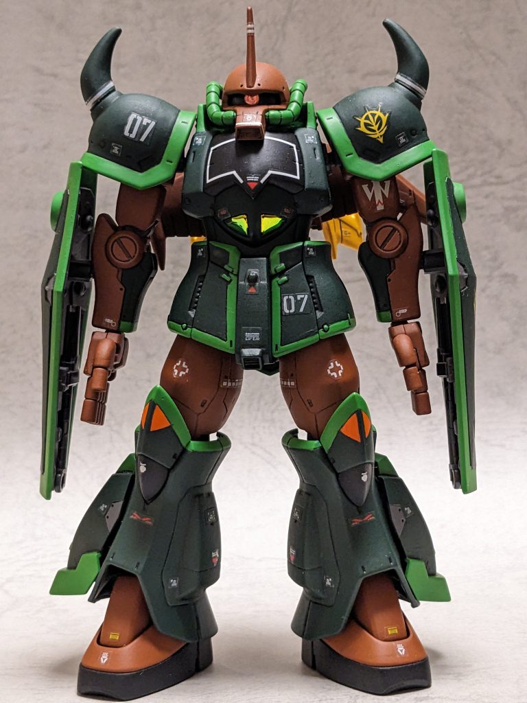 正面から。主な使用キットはhgucリヴァイブグフと、hgプロトタイプグフです。足の推進機はガルマ専用機として追加されたものというイメージです。