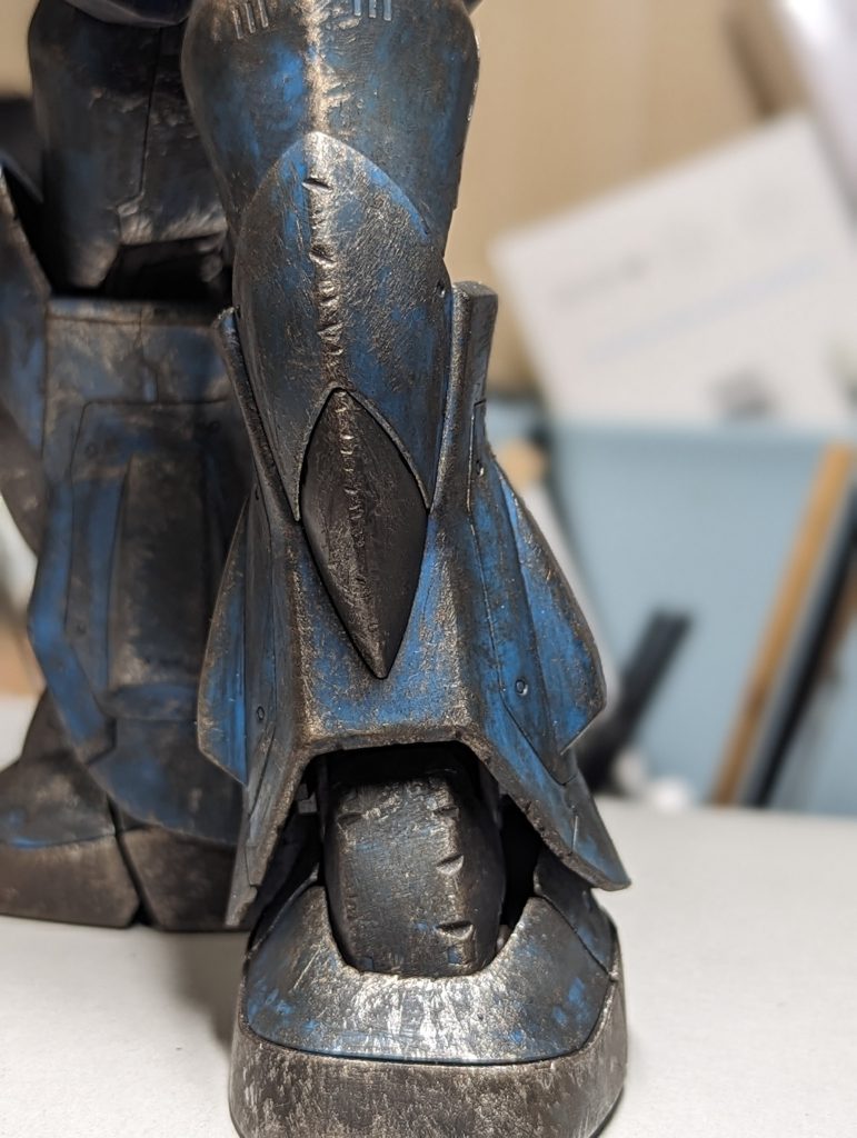 基本的に脚から作り、その都度ウェザリング、チッピングもしています。