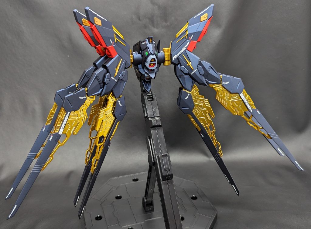 ドラグーン無しのバックパックです。結構な重さがあるので背負った状態での自立は結構難しいです。台座を使用すると足がうまく接地しない微妙な高さになってました。もうちょっと低くできれば完璧なんですけどね。やり方か組み方が間違っているのか、そもそも浮かせて展示する前提なのかは分かりません。