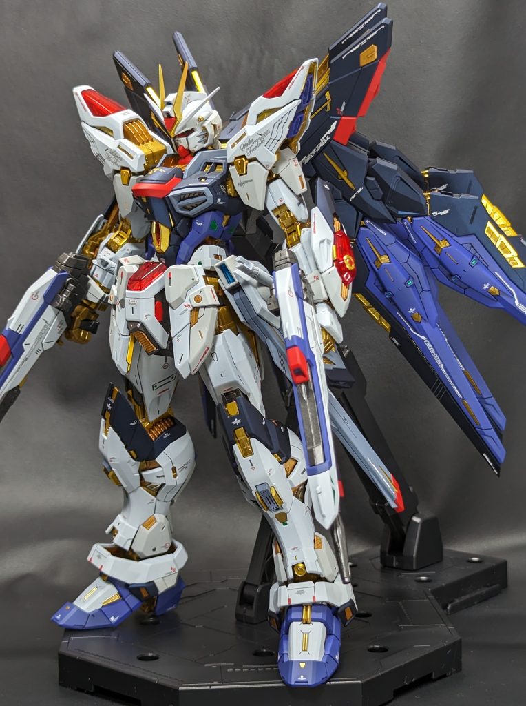 まずは前面から。ただ立ってるだけなのに格好良くなるってすごく良いキットですよね。