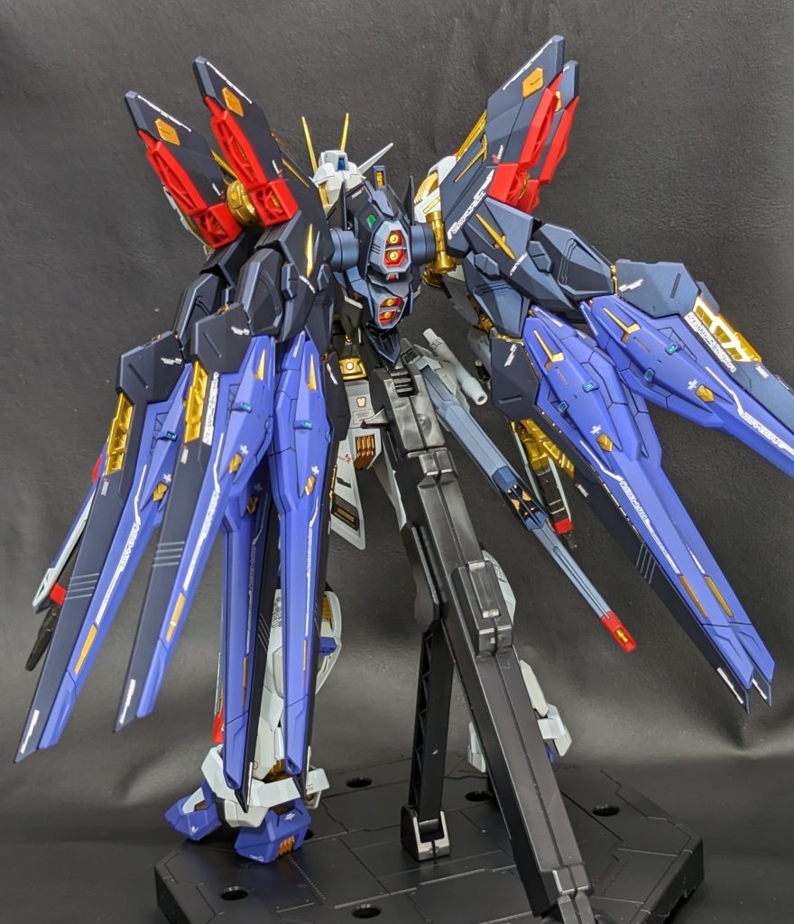 背面。今更になってベースも塗装してみれば良かったなと思ってます。画像だとヒケがすごく目立ちますねw