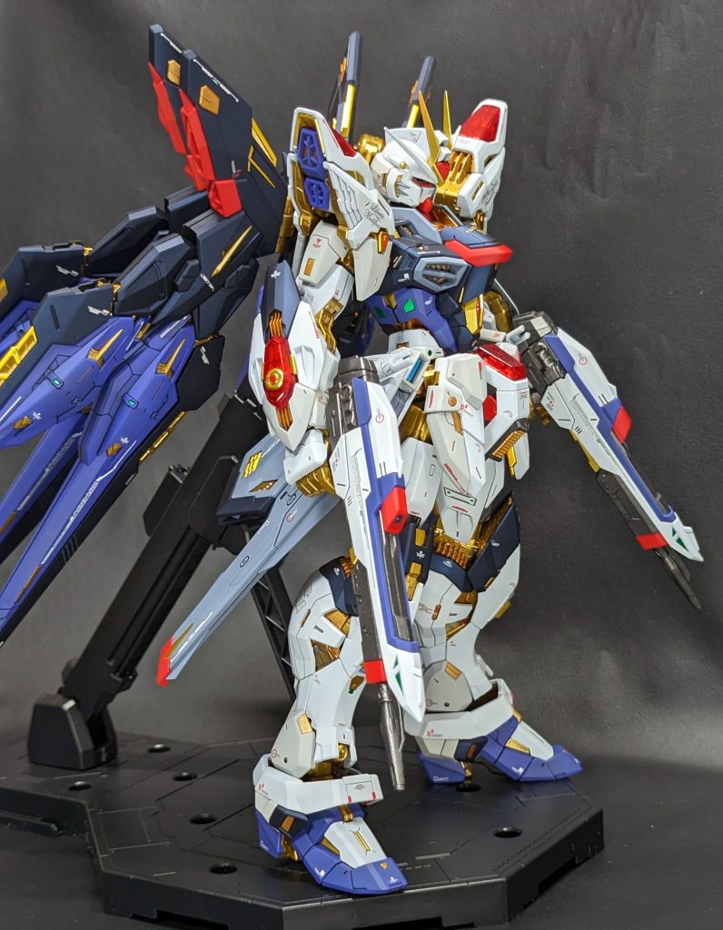 側面。各装甲やドラグーンに貼った3Dメタリックシールがキラッと光ってとてもいいアクセントになっててとても好みです。