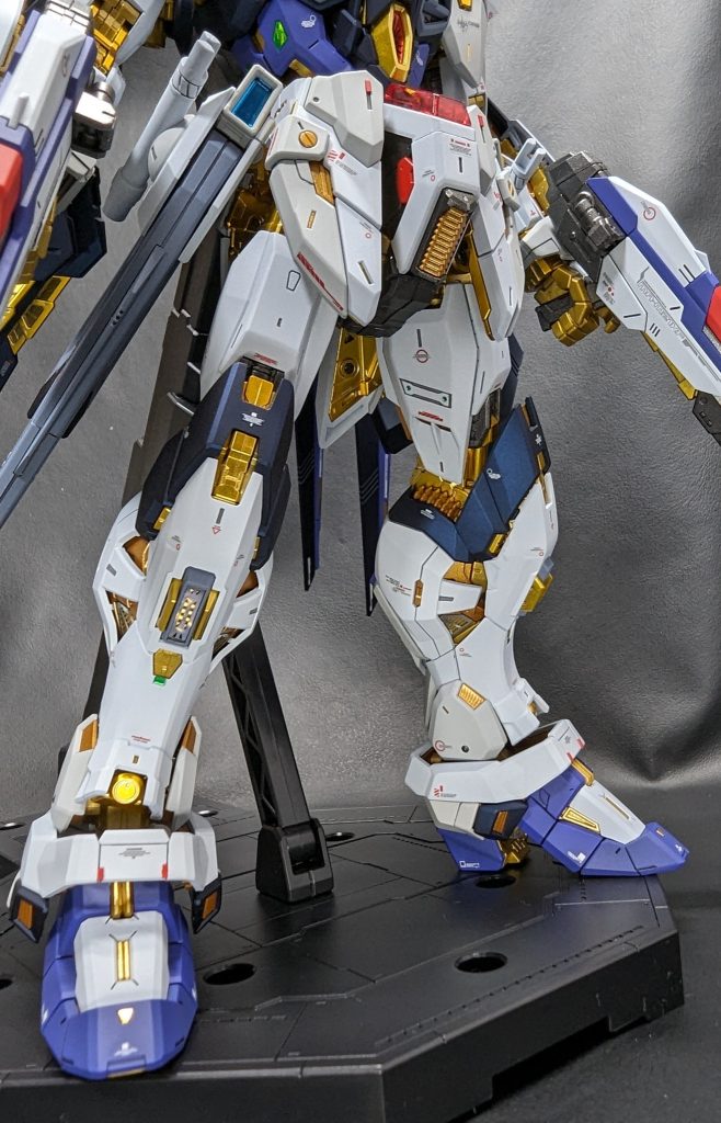 今回は腰のフロントアーマーとアンクルガードの所にだけレッドチップ付けました。ボディ側面とか肩アーマー、二の腕とか色々考えてはみたんですけど、どうにもレッドチップがついた後の想像が出来なかったのでやめました。まだまだイメージ力不足です。まあ前回のHi-νでもそうでしたが、仮組みしろって話なんですよね結局w
