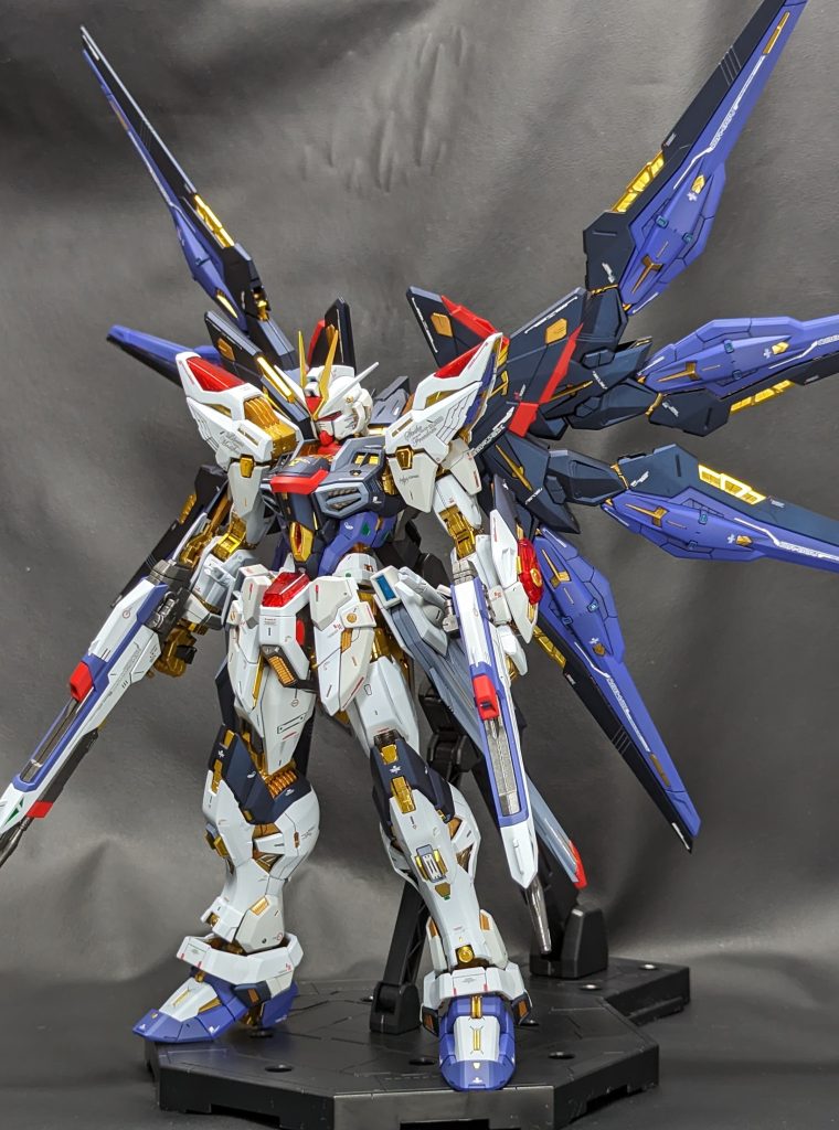 最後にバックパック展開状態の素立ちで。このキットは下手にポーズ取って飾るよりも、素立ちが一番決まってて良いと思います。アルマズラに行ったりルビコンに行ったりしてて中々進みが遅かったですが、完成して良かったです。お値段以上の最高のキットでした。ここまで長々と見て頂きありがとうございます!以下使用塗料サフ:サーフェイサーエヴォブラック(G)、サーフェイサーエヴォホワイト(G)外装・白:スチールホワイト(G)・白2:ニュートラルグレー2(G)・グレー:ブルーフォグホワイト(G)・黒:プリズムブルーブラック(G)・赤:モンザレッド(C)・青:コバルトバイオレット(G)フレーム:スターブライトアイアン(G)、スターブライトゴールド(G)スミ入れ:スミ入れ塗料ダークグレー(T)、ブラック(T)トップコート:Exーフラットクリアープレミアム(G)、Ex-クリアー(G)デカール:付属デカール、ベルテクス、RBコーションデカール