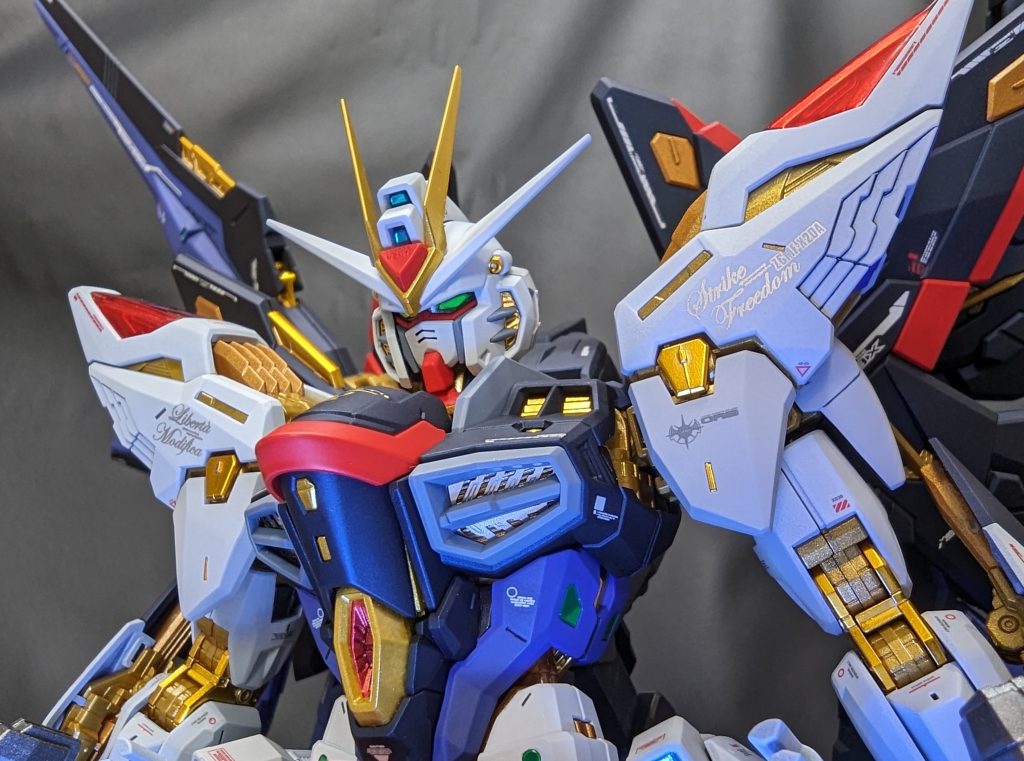 今回初めて蛍光色を使いました。ツインアイを蛍光イエローにしたのですが、あいにくブラックライトが無いので上手に光らせられません。残念。似たようなもんだろ、と思ってレジン固める用の100均UVライトで照らしてみたら緑になりました。蛍光塗料って不思議。