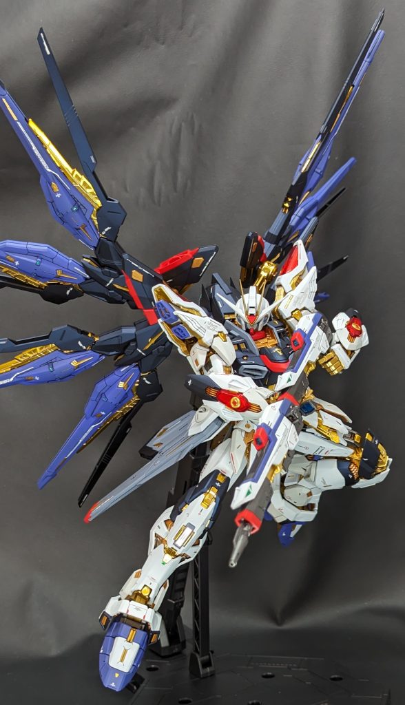 ロングビームライフル射撃。全身カッチリしてるので各関節ダレる事がありません。もうちょっと激しめにポーズとらせても良かったかもしれませんが、何分塗装ハゲの恐怖が…。