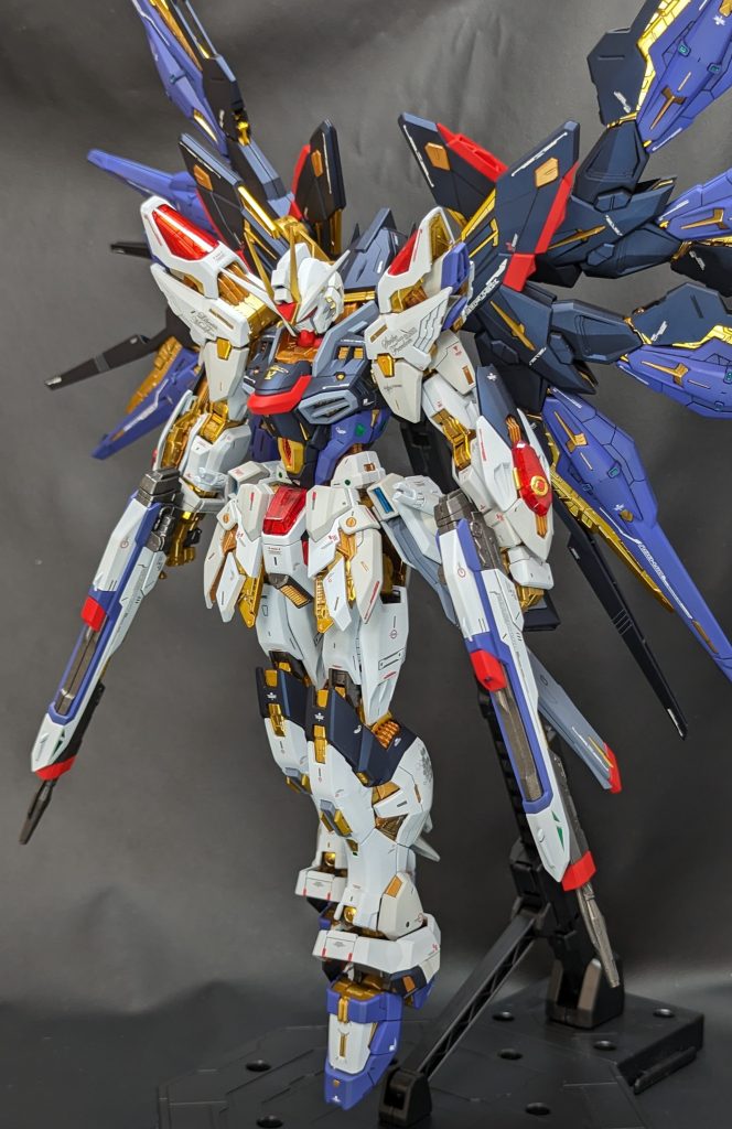 パッケージっぽいポーズで。光の翼エフェクトとかプレバンあたりで出るのかなー、と思いきや未だに出ないという。出すものだと思ってたので意外でした。